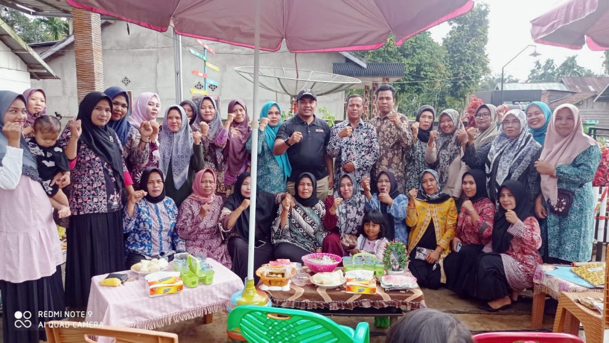 Lurah Parit Culum 1 Heri Fitriansyah, Ketua Tim Penggerak PKK, Tim Penilai Serta Ibu-ibu Ketua Dasa Wisma saat Foto Bersama, Sabtu (11/03/2023). Foto : bj
