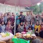Lurah Parit Culum 1 Heri Fitriansyah, Ketua Tim Penggerak PKK, Tim Penilai Serta Ibu-ibu Ketua Dasa Wisma saat Foto Bersama, Sabtu (11/03/2023). Foto : bj
