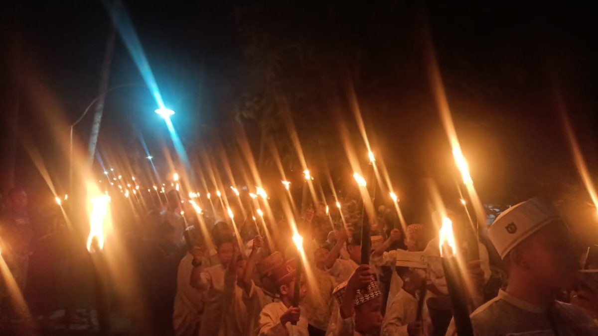 Antusias Anak-anak serta Masyarakat Gelar Pawai Obor Berkeliling di Ruas Jalan Teluk Dawan, Senin (20/03/2023) Malam. Foto : bj