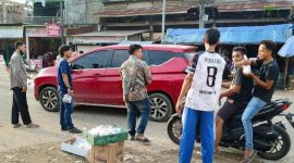 Komunitas Milenial Peduli Santri saat Bagi-bagi Takjil ke Pengendara, Jum'at (24/3/2023).