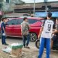 Komunitas Milenial Peduli Santri saat Bagi-bagi Takjil ke Pengendara, Jum'at (24/3/2023).
