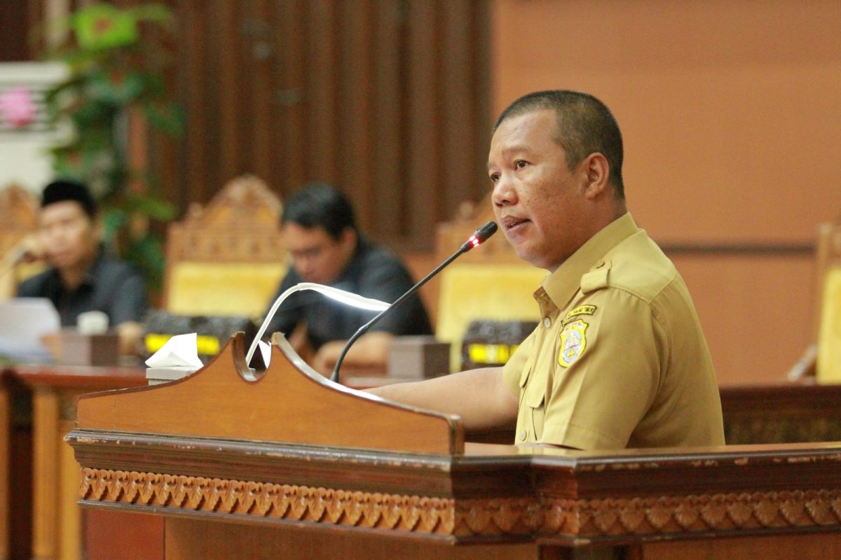 Bupati Kabupaten Tanjab Timur Saat Berikan Tanggapan Atas Pandangan Umum Fraksi DPRD, Rabu (29/03/2023). Foto : bj