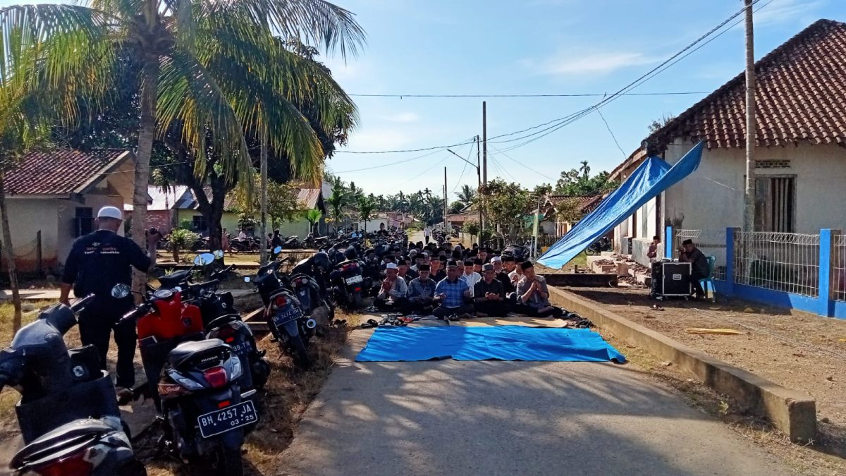 Masyarakat Kelurahan Parit Culum 1 Saat Gelar Do'a dan Tahlilan Bersama di TPU, Minggu (23/04/2023). Foto : bj