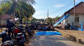 Masyarakat Kelurahan Parit Culum 1 Saat Gelar Do'a dan Tahlilan Bersama di TPU, Minggu (23/04/2023). Foto : bj