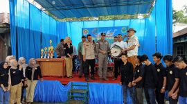 Didampingi Kapolsek Sabak Barat dan Lurah Teluk Dawan, Lomba Perahu Tradisional Teluk Dawan Resmi Dibuka Camat Sabak Barat Irwanudin, Minggu (23/04/2023). Foto : bj
