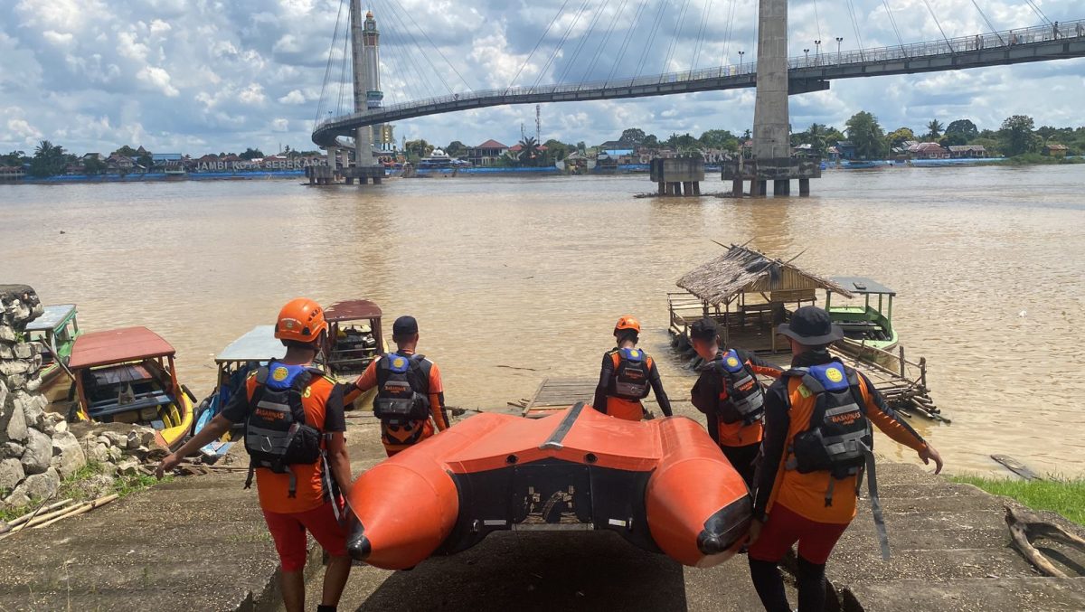 Personil Kantor Basarnas Jambi dan 1 Tim dari KN SAR 414 Jambi Persiapan Pencarian Said Sandi (40) yang Diduga Tenggelam di Sungai Batanghari Jambi. [FOTO : Hms Basarnas]