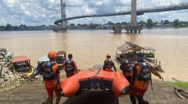 Personil Kantor Basarnas Jambi dan 1 Tim dari KN SAR 414 Jambi Persiapan Pencarian Said Sandi (40) yang Diduga Tenggelam di Sungai Batanghari Jambi. [FOTO : Hms Basarnas]