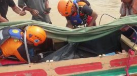Tim SAR Gabungan Saat Mengevakuasi Jasad Said Sandi (40) Pemancing yang Tenggelam di Sungai Batanghari, Sabtu (29/04/2023). [Foto : Basarnas Jambi]