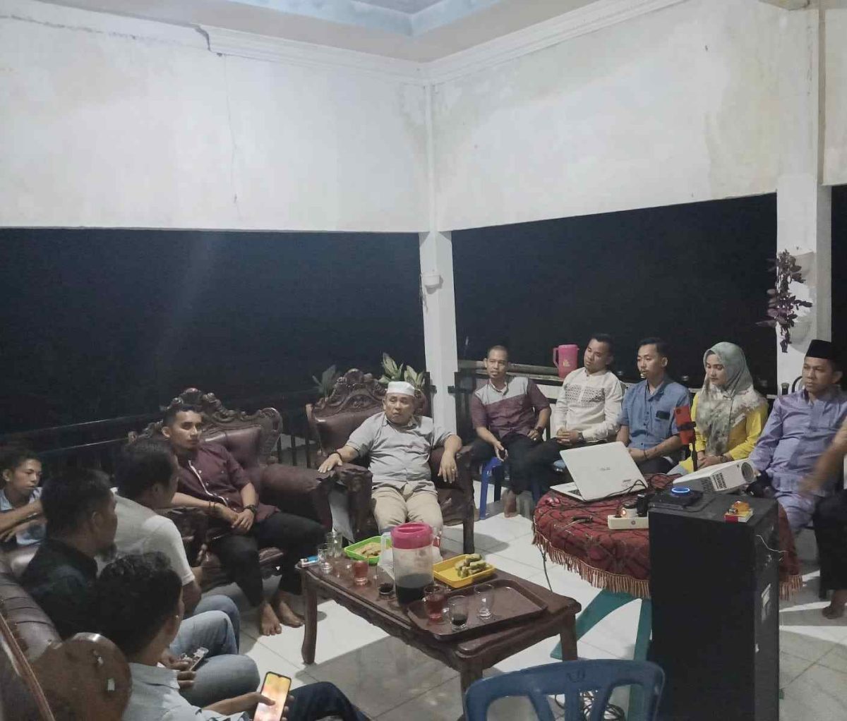 Ketua DPC Partai Demokrat Tanjabtim H. Saipudin Saat Gelar Rapat Evaluasi Bersama Bacaleg Dapil 1,II dan III di sekretariat DPC, Senin (10/4/2023) malam. Foto : bj