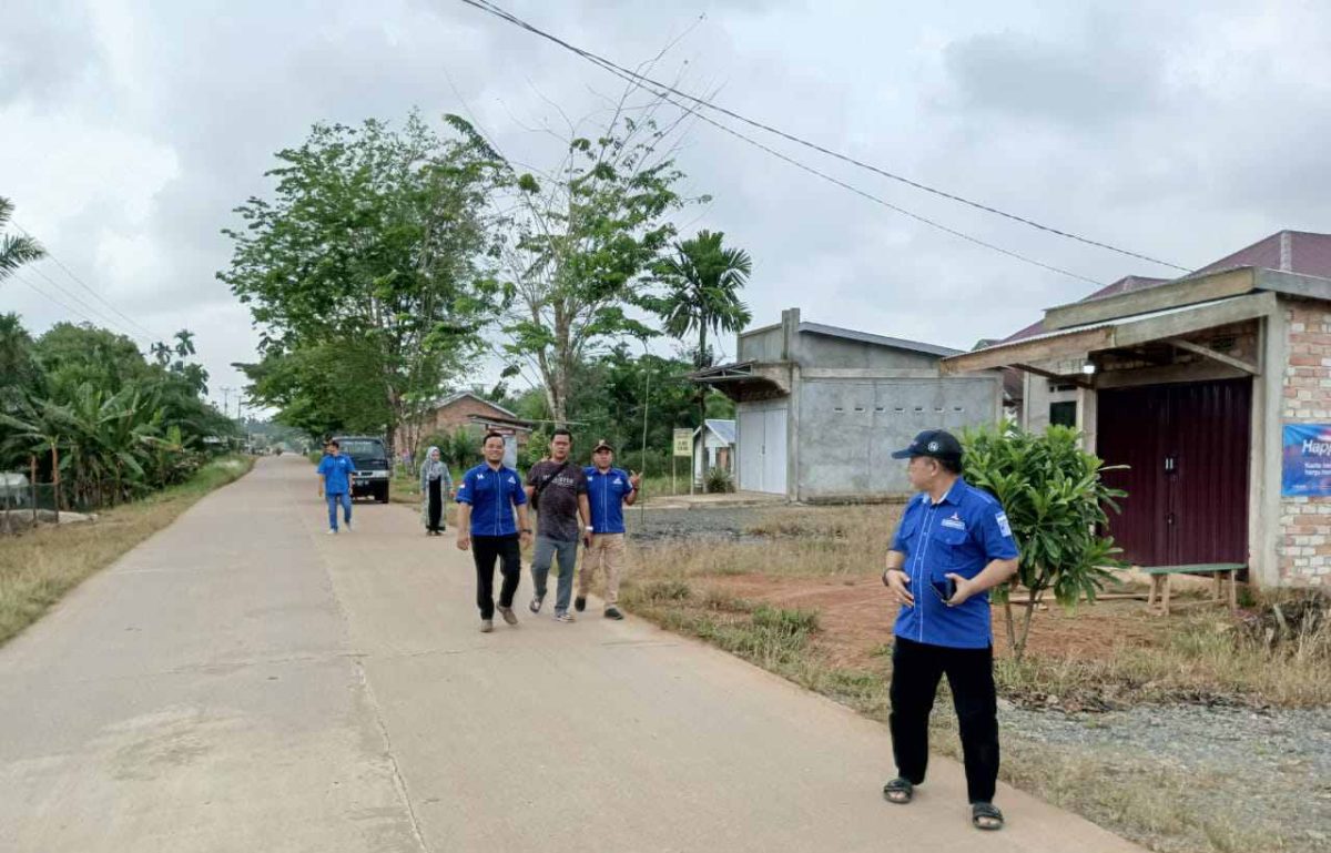 Ketua DPC Partai Demokrat Bersama Bacaleg Secara Door to Door Bagikan 1500 Paket Sembako Lebaran Kepada Warga, Minggu (16/04/2023). Foto : bj