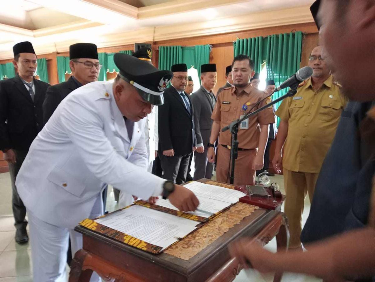 Heri Fitriansyah Saat Menandatangani SK Pelantikan Lurah Parit Culum 1, Selasa (18/04/2023). 