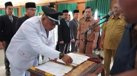 Heri Fitriansyah Saat Menandatangani SK Pelantikan Lurah Parit Culum 1, Selasa (18/04/2023). 