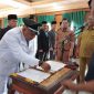 Heri Fitriansyah Saat Menandatangani SK Pelantikan Lurah Parit Culum 1, Selasa (18/04/2023). 