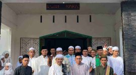 Usai Sholat Idul Fitri H. Saipudin Foto Bersama Warga Teluk Dawan, Minggu (22/04/2023). Foto : bj