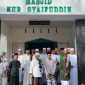 Usai Sholat Idul Fitri H. Saipudin Foto Bersama Warga Teluk Dawan, Minggu (22/04/2023). Foto : bj