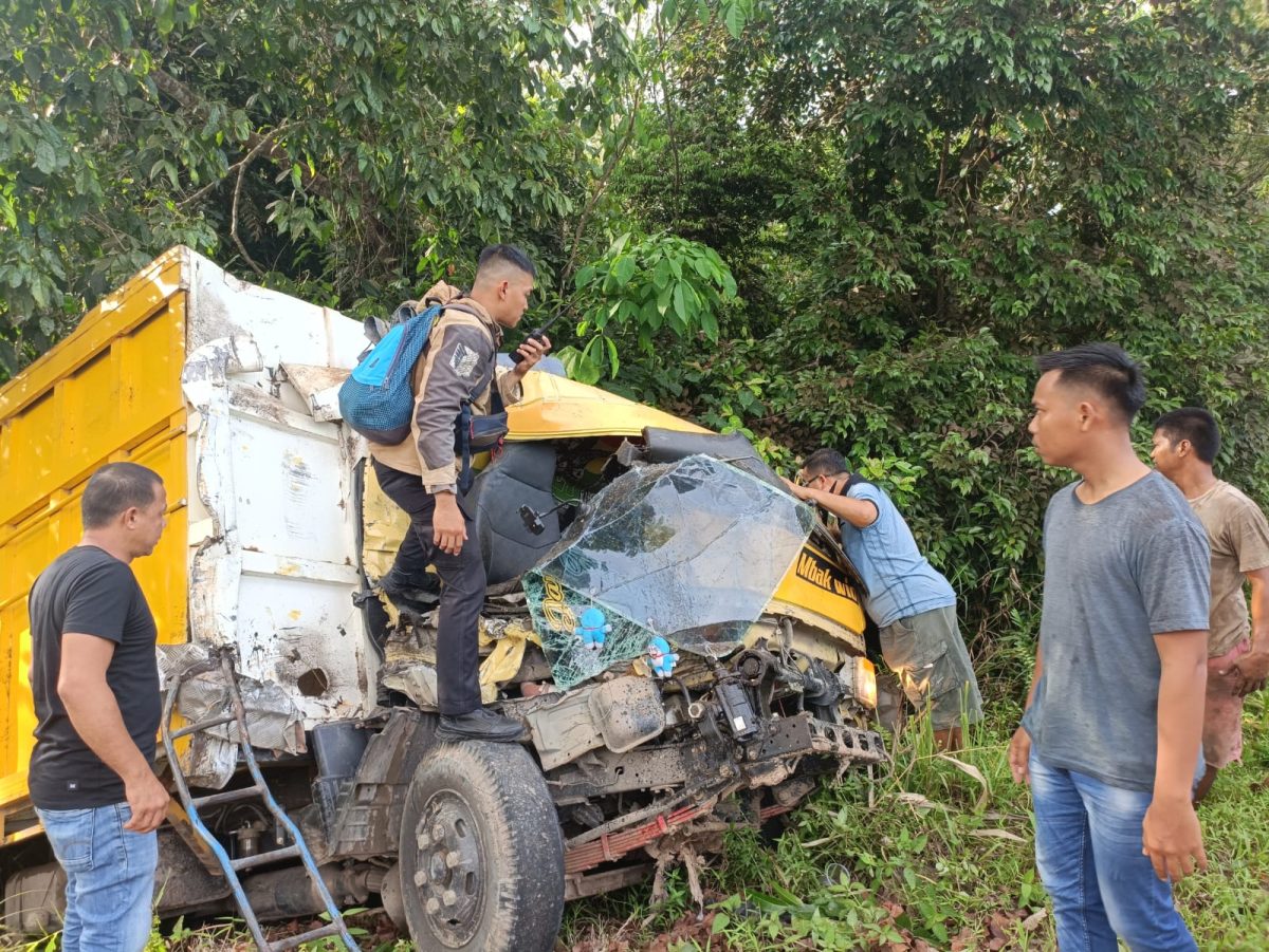 Petugas Unit Laka Satlantas Polres Tanjab Timur dibantu Warga Melakukan Evakuasi Kendaraan Terlibat Kecelakaan. FOTO : Hms