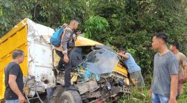 Petugas Unit Laka Satlantas Polres Tanjab Timur dibantu Warga Melakukan Evakuasi Kendaraan Terlibat Kecelakaan. FOTO : Hms