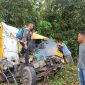 Petugas Unit Laka Satlantas Polres Tanjab Timur dibantu Warga Melakukan Evakuasi Kendaraan Terlibat Kecelakaan. FOTO : Hms