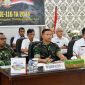 Kasiter Kasrem Kolonel Arm Budi Wahyono dan Pj Bupati Sarolangun Saat ikuti VC Rakornis TMMD ke-116 di Makorem 042/Gapu, Rabu (3/5/23). FOTO : PENREM042