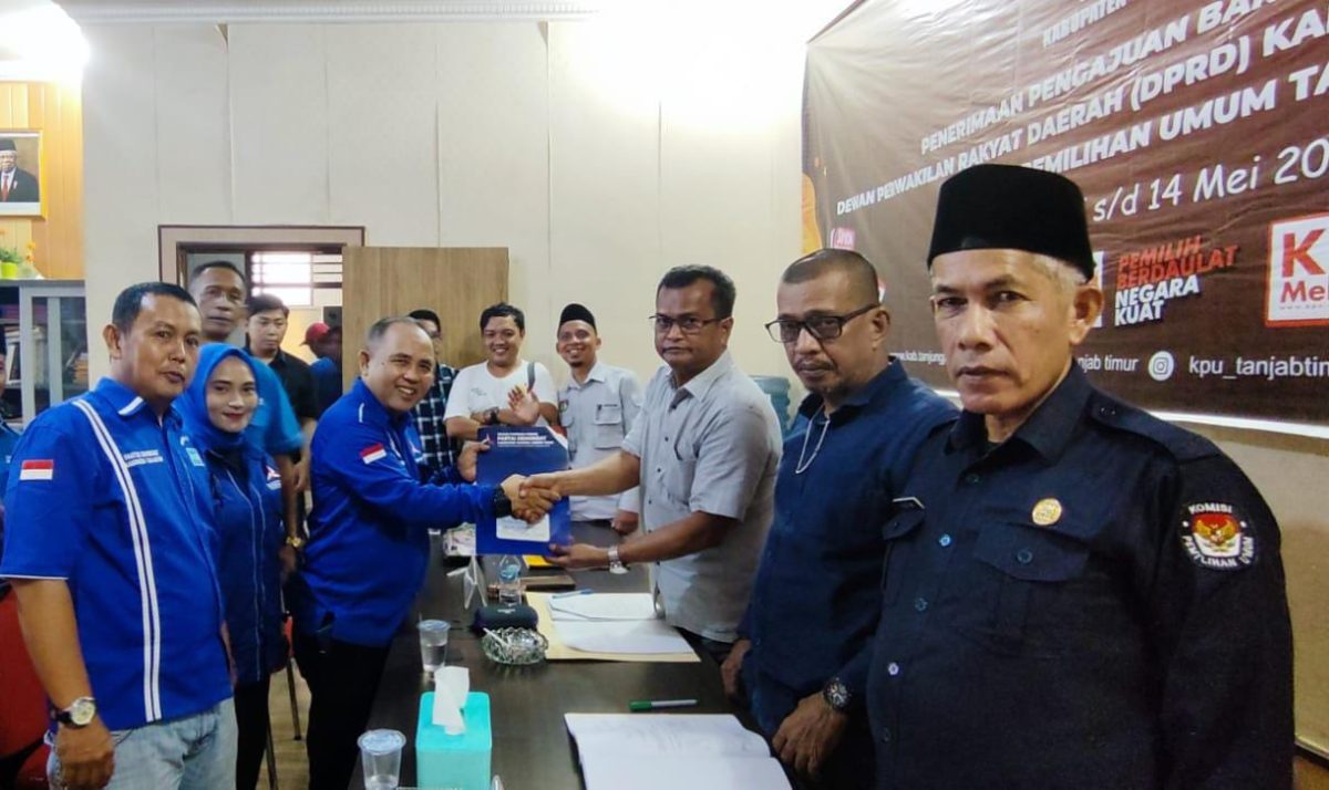 Ketua DPC Partai Demokrat H. Saipudin saat Melakukan Pendaftaran Bacaleg di Kantor KPU Tanjab Timur, Sabtu (13/05/2023). Foto : bj