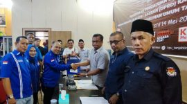 Ketua DPC Partai Demokrat H. Saipudin saat Melakukan Pendaftaran Bacaleg di Kantor KPU Tanjab Timur, Sabtu (13/05/2023). Foto : bj
