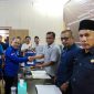Ketua DPC Partai Demokrat H. Saipudin saat Melakukan Pendaftaran Bacaleg di Kantor KPU Tanjab Timur, Sabtu (13/05/2023). Foto : bj