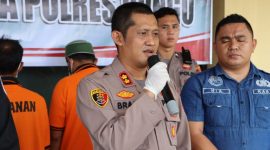 AKBP Wahyu Bram, SH, SIK, MH didampingi Kasat Narkoba AKP Renovasi Hia, SIK, MH saat konferensi pers di Mapolres Bungo, Jumat (12/5/23). FOTO : Hms