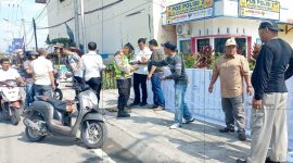 Aksi penggalangan 1000 Tanda Tangan menolak Pergeseran Tapal Batas Tanjab Barat, Senin (15/5/23). FOTO : Ist