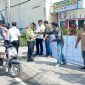 Aksi penggalangan 1000 Tanda Tangan menolak Pergeseran Tapal Batas Tanjab Barat, Senin (15/5/23). FOTO : Ist