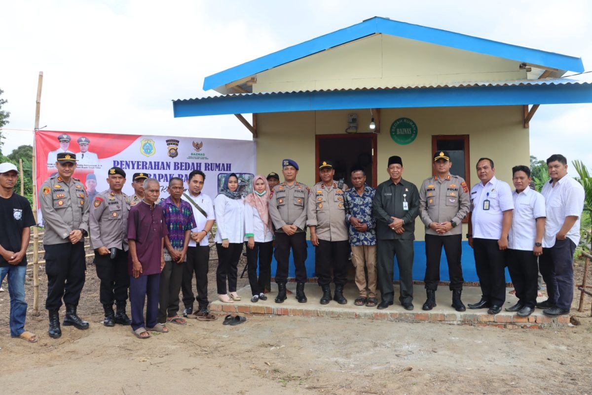 Peresmian Bedah Rumah oleh Kapolres Tanjab Timur AKBP Heri Supriawan, S.I.K bersama Ketua BAZNAS Tanjab Timur Syarifudin di RT 10 Pasar Kamis Kelurahan Talang Babat, Rabu (17/5/23). FOTO : Humas 