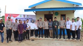 Peresmian Bedah Rumah oleh Kapolres Tanjab Timur AKBP Heri Supriawan, S.I.K bersama Ketua BAZNAS Tanjab Timur Syarifudin di RT 10 Pasar Kamis Kelurahan Talang Babat, Rabu (17/5/23). FOTO : Humas 