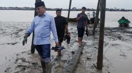 Jamal Darmawan Sie Saat Tinjau Lokasi Dibutuhkannya Dermaga Apung di Desa Kuala Baru Kecamatan Seberang Kota, Minggu (21/5/23).