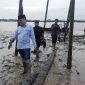Jamal Darmawan Sie Saat Tinjau Lokasi Dibutuhkannya Dermaga Apung di Desa Kuala Baru Kecamatan Seberang Kota, Minggu (21/5/23).