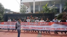 Aliansi Mahasiswa dan Masyarakat Tanjabbar Bersatu Saat Gelar Unjuk Rasa Tolak Pergeseran Tapal Batas Tanjab Barat ke Tanjab Timur di Depan Gedung Kemendagri. FOTO : Ist