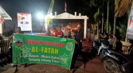 Puluhan Santri Ponpes Al-Fatah Gelar Pawai Obor Berkeliling di Ruas Jalan Teluk Dawan, Rabu (28/06/2023) Malam. Foto : bj
