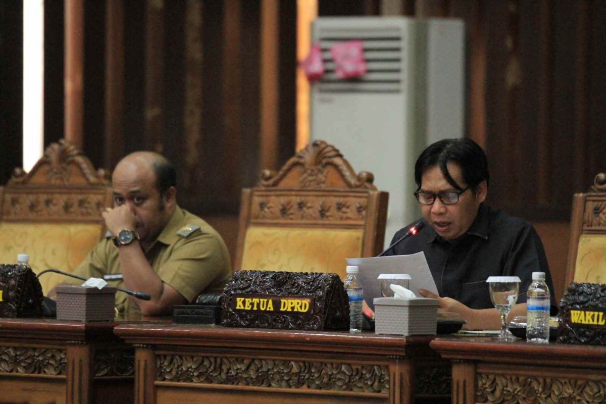 Ketua DPRD Tanjabtim Mahrup, SE saat Memimpin Rapat Paripurna Pandangan Umum Fraksi-fraksi, Senin (12/06/2023). Foto : bj