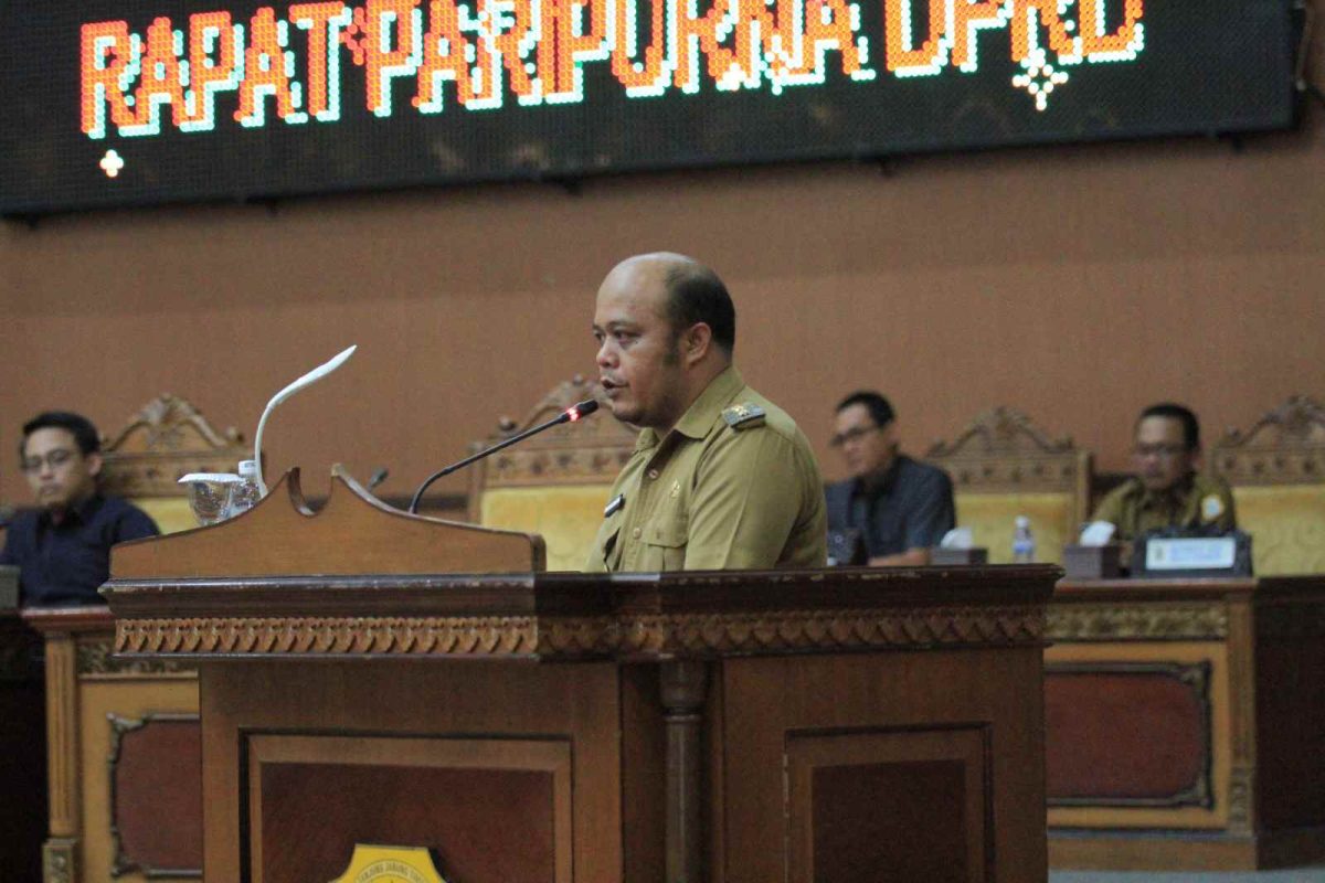 Wakil Bupati Tanjabtim Robby Nahliyansyah saat Berikan Jawaban Eksekutif Terkait Pandangan Umum Fraksi-fraksi di DPRD Tanjabtim, Senin (12/06/2023). Foto : bj
