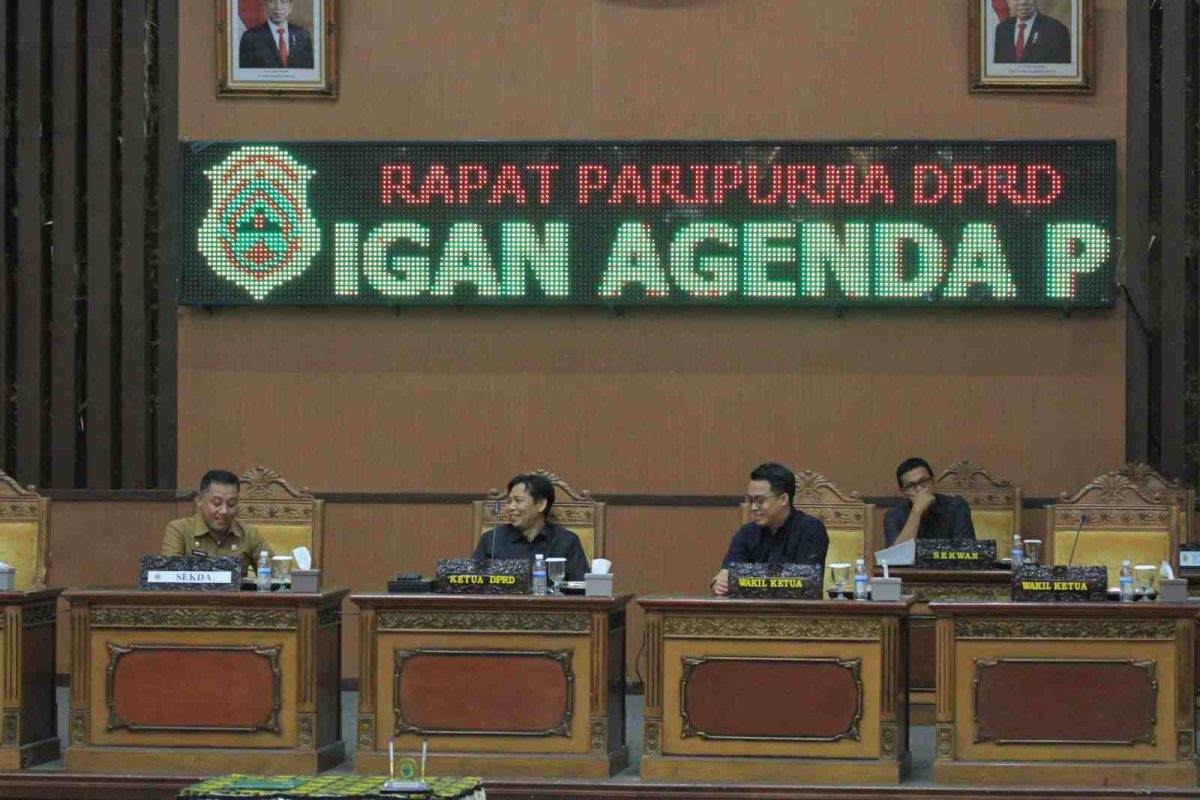 Ketua DPRD Tanjabtim Mahrup saat Memimpin Rapat Paripurna Penyampaian Pandangan Fraksi Terkait Ranperda Pelaksanaan APBD TA 2022, Selasa (18/07/2023). Foto : bj