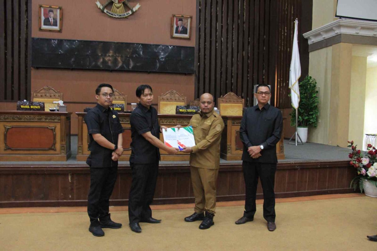 Wakil Bupati Tanjabtim H. Robby Nahliyansyah, SH saat Menyerahkan Nota Pengantar KUA PPAS TA 2024 Kepada Ketua DPRD Tanjabtim Mahrup, SE Pada Paripurna, Selasa (25/07/2023). Foto : bj
