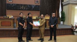 Wakil Bupati Tanjabtim H. Robby Nahliyansyah, SH saat Menyerahkan Nota Pengantar KUA PPAS TA 2024 Kepada Ketua DPRD Tanjabtim Mahrup, SE Pada Paripurna, Selasa (25/07/2023). Foto : bj