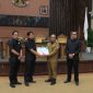 Wakil Bupati Tanjabtim H. Robby Nahliyansyah, SH saat Menyerahkan Nota Pengantar KUA PPAS TA 2024 Kepada Ketua DPRD Tanjabtim Mahrup, SE Pada Paripurna, Selasa (25/07/2023). Foto : bj