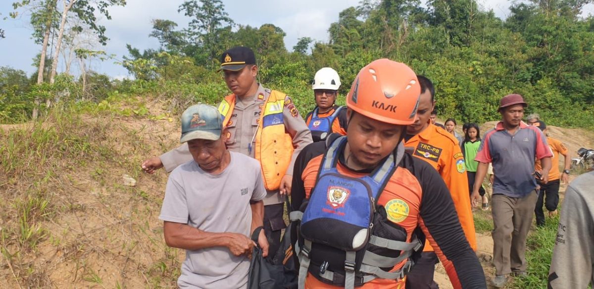 Tim SAR Gabungan dan Masyarakat Mengevakuasi Jasad Korban dari Danau Eks Tambang BB. [FOTO : HUMAS]