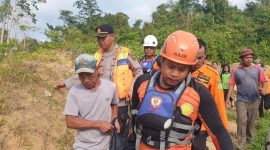 Tim SAR Gabungan dan Masyarakat Mengevakuasi Jasad Korban dari Danau Eks Tambang BB. [FOTO : HUMAS]