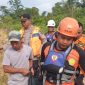 Tim SAR Gabungan dan Masyarakat Mengevakuasi Jasad Korban dari Danau Eks Tambang BB. [FOTO : HUMAS]