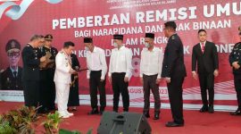 Gubernur Jambi Al Haris Didampingi Kepala Kemenkumham Jambi Tholib dan Kalapas Kelas II A Jambi Menyerahkan SK Remisi kepada Perwakilan Napi Ditunjuk usai Upacara HUT RI, Kamis (17/8/23).
