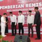 Gubernur Jambi Al Haris Didampingi Kepala Kemenkumham Jambi Tholib dan Kalapas Kelas II A Jambi Menyerahkan SK Remisi kepada Perwakilan Napi Ditunjuk usai Upacara HUT RI, Kamis (17/8/23).