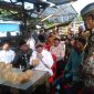 Wamentan Harvick Hasnul Qolbi didampingi Bupati H. Anwar Sadat, Sekretaris Jenderal STII H Iqbal Sayuti dan H Husairi Staf Ahli Gubernur Berbincang dengan Petani Kelapa Dalam di Tanjab Barat, Selasa (22/8/23) FOTO : LT