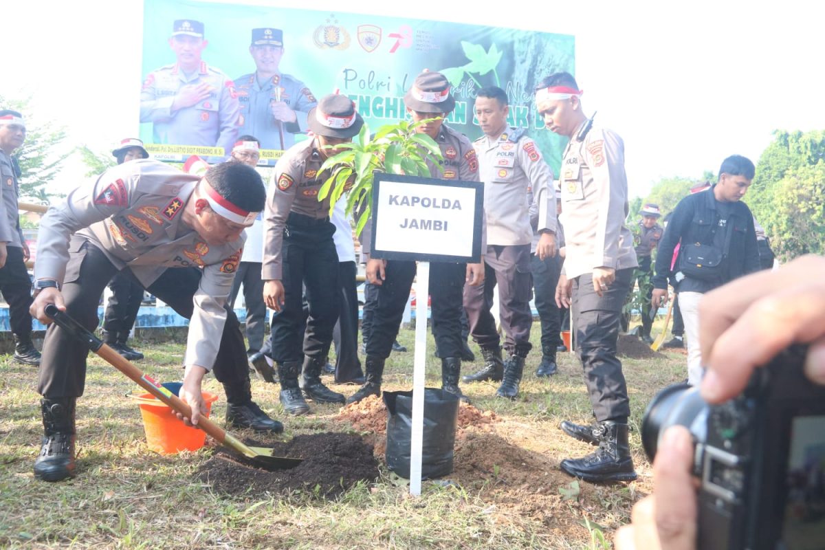 Kapolda Jambi Irjen Pol. Rusdi Hartono Saat Tanam Bibit Pohon di Taman Panjat Tebing Danau Sipin Kel. Sungai Putri Kec. Danau Sipin Kota Jambi, Rabu, (23/8/23). FOTO : Ist