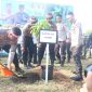 Kapolda Jambi Irjen Pol. Rusdi Hartono Saat Tanam Bibit Pohon di Taman Panjat Tebing Danau Sipin Kel. Sungai Putri Kec. Danau Sipin Kota Jambi, Rabu, (23/8/23). FOTO : Ist