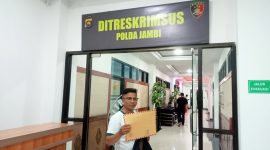Ketua RLH Dedi Saputra saat Melaporkan ke Dirreskrimsus Polda Jambi, Selasa (08/08/2023). Foto : ist
